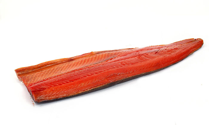 Нерка - это рыбка популярного семейства лососевых, которая превзошла всех своих сородичей по основным кулинарным и питательным показателям. Тушка нерки в среднем весит от 1,5 до 3,5 кг. Питается эта рыба преимущественно рачками ярко-красного цвета, пигменты которого передаются и мясу этой рыбы. Оно имеет не обычный розовый цвет, как мясо остальных представителей данного семейства, а отличается насыщенно-красным оттенком. На вкус мясо нерки считается лучше мяса кеты или горбуши, оно ценится за особую насыщенность, сочность и жирность, отчего часто используется при приготовлении копчёностей, а особенно изумительных балыков.
