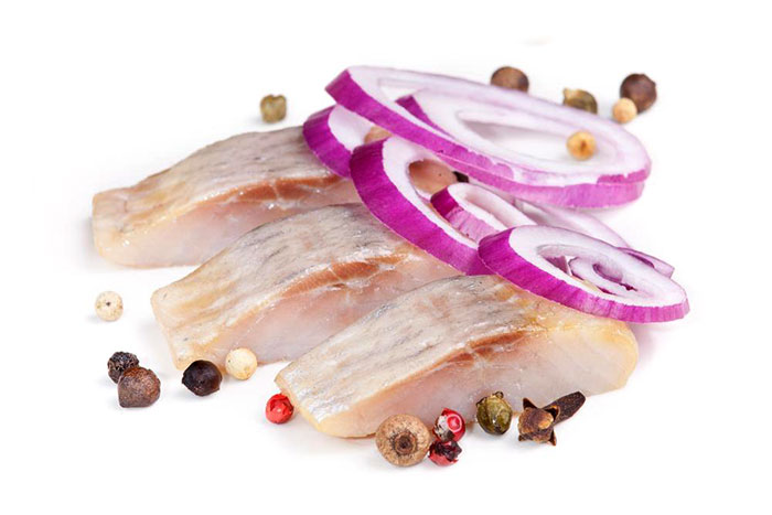 Есть данные, что употребление селедки ослабляет некоторые симптомы псориаза, улучшает зрение и функции мозга. Морская рыба содержит комплекс витаминов, в частности витамин D. Рыбий жир в 5 раз эффективнее растительных масел, он понижает содержание холестерина в крови. Жиры, находящиеся в печени рыб, богаты витаминами А и D. Мышечная ткань рыбы содержит витамины группы В, помогающие организму усваивать белки.  Исследование показало, что селедка увеличивает содержание в организме так называемого «хорошего холестерина» — липопротеинов высокой плотности, которые в отличие от «плохого холестерина» существенно снижают риск атеросклероза и сердечнососудистых заболеваний.